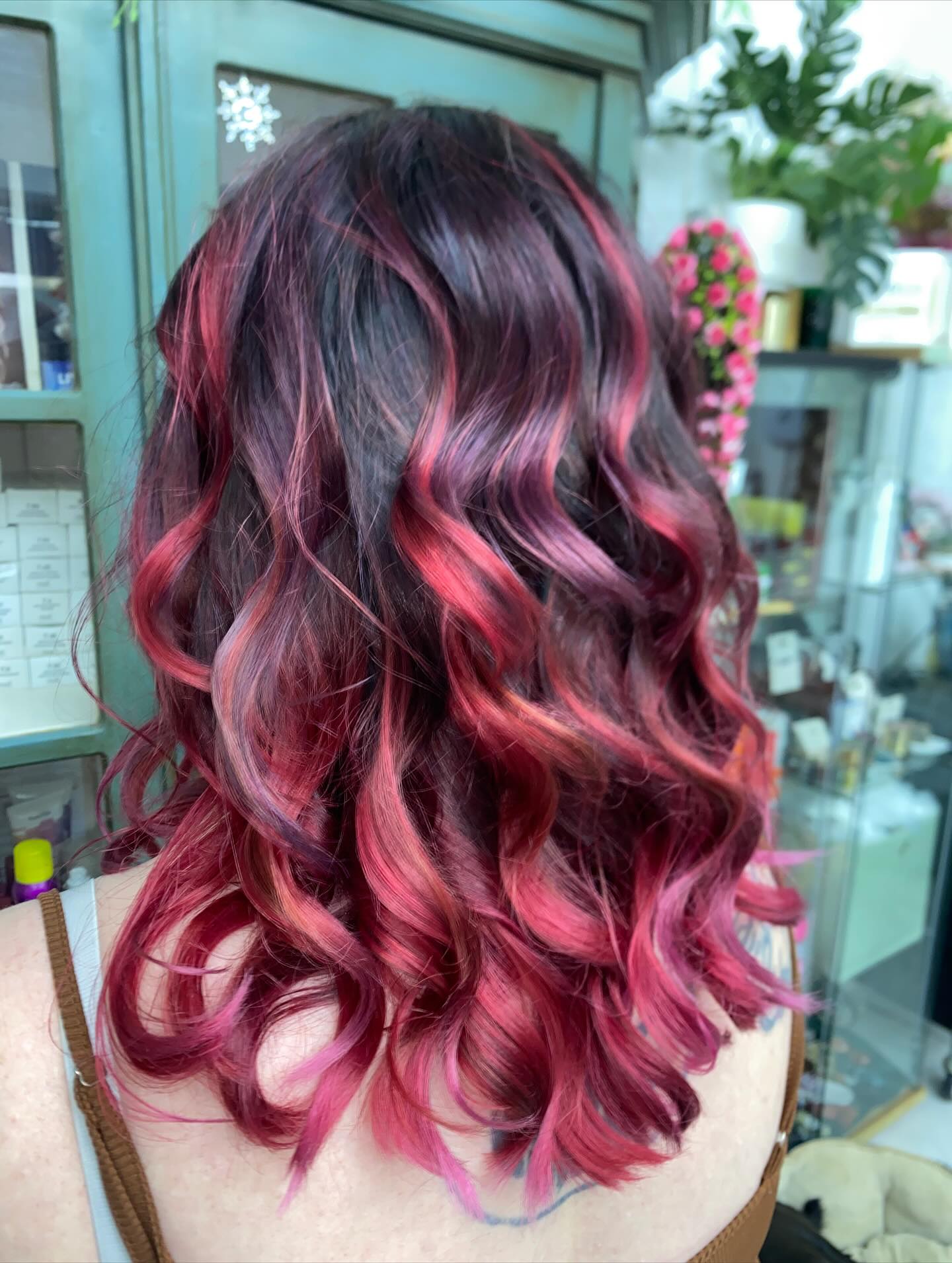 Ladies haircut and styling - Elegant hairstyle finish